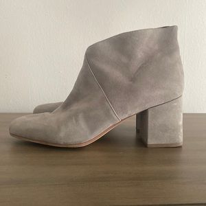 Via Spiga grey suede ankle boots. Size 10 US / 40 EUR. Dust bag included